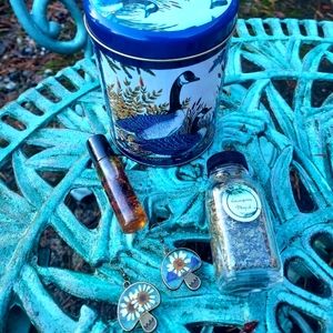 Vintage Box Wednesday! Vintage tin with goodies inside✨️